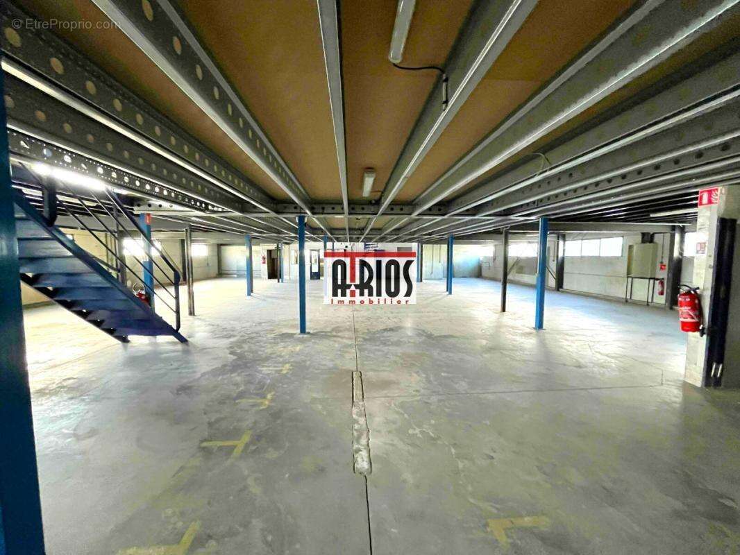 Local d'activité de 1 915 m² - photo 8