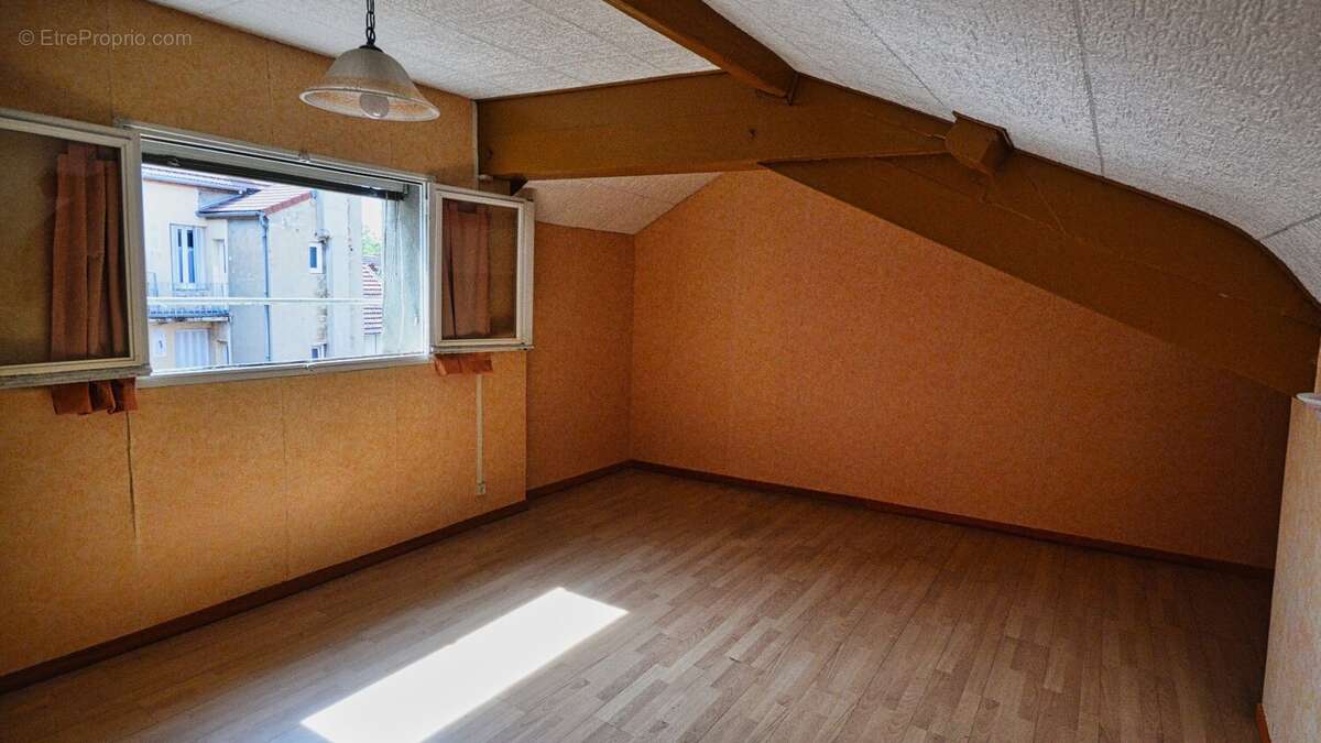 À VENDRE  VICHY - Maison 5 chambres à fort potentiel - photo 5