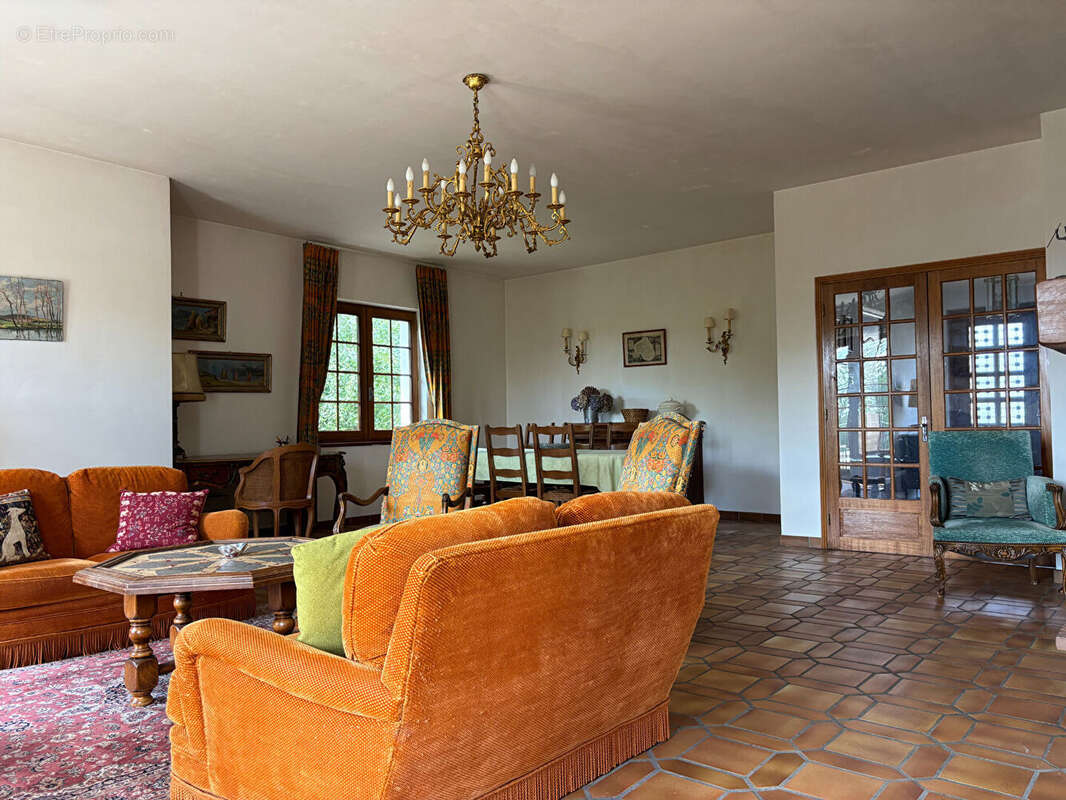 Maison proche de toutes commodités, 8 pièces, 6 chambres, 185 m² sur 2913 m² de terrain - photo 4