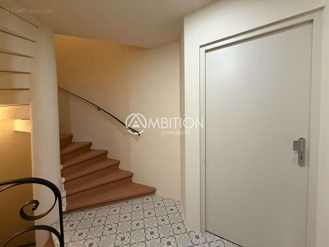 FREJUS CENTRE HISTORIQUE Studio à refaire de 18,20 m² Idéal investissement ou pied-à-terre - photo 5