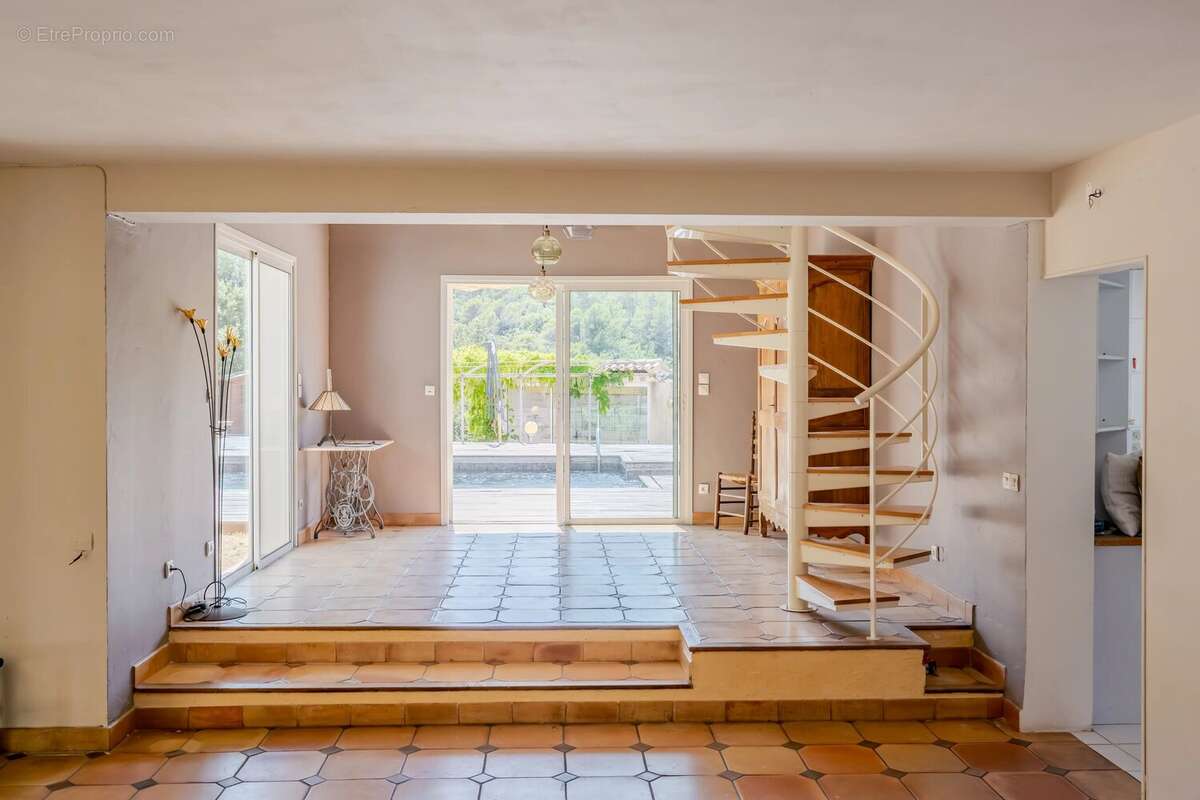 Maison familiale de 250 m² sur plus d'un hectare de terrain – Piscine – Vue dégagée – Méounes-les-Montrieux - photo 18