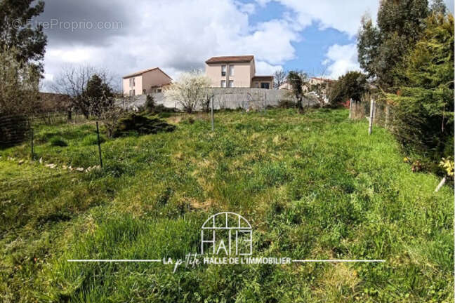 Terrain à AIXE-SUR-VIENNE