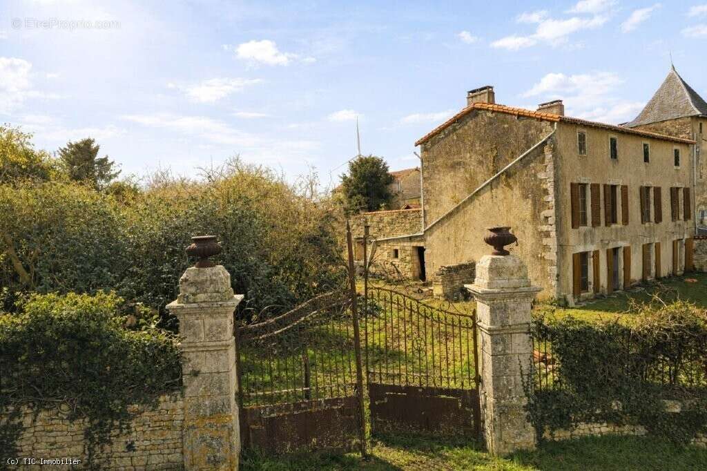 Aile de Vieux Logis du XVI? Siècle à Rénover, Proche de Ruffec - photo 2