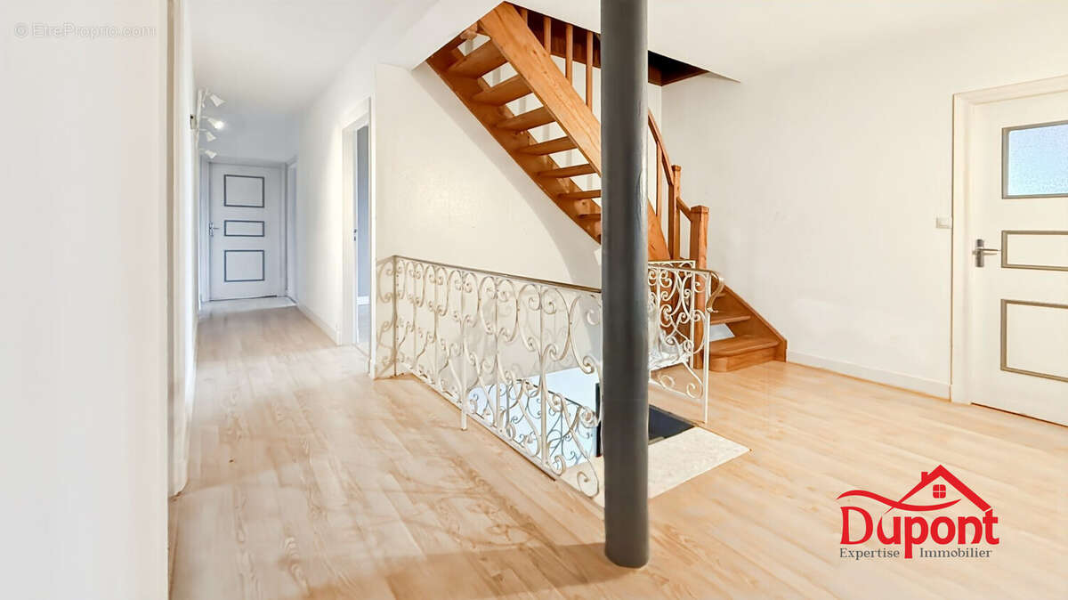 Couloir haut - Maison à SERANVILLERS-FORENVILLE