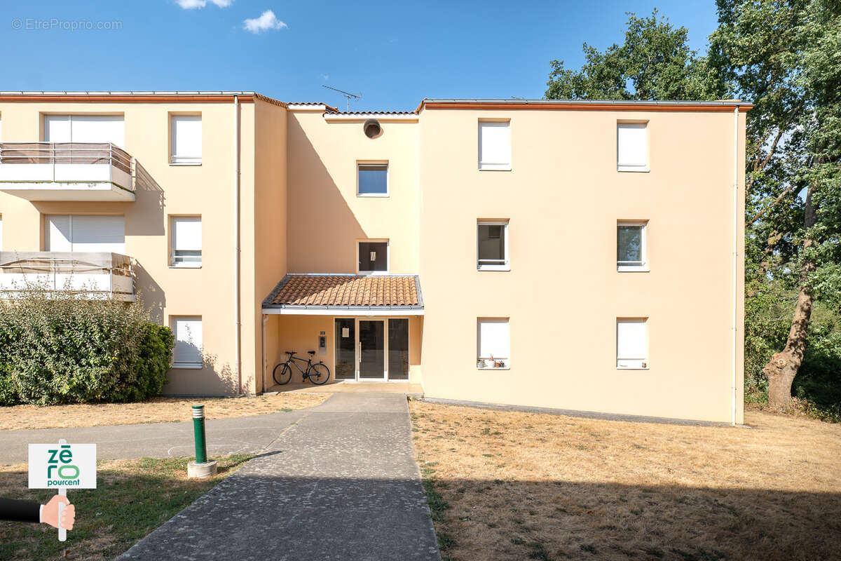 La roche-sur-yon est   f2 avec balcon & parking privatif   une opportunité à saisir ! - photo 2