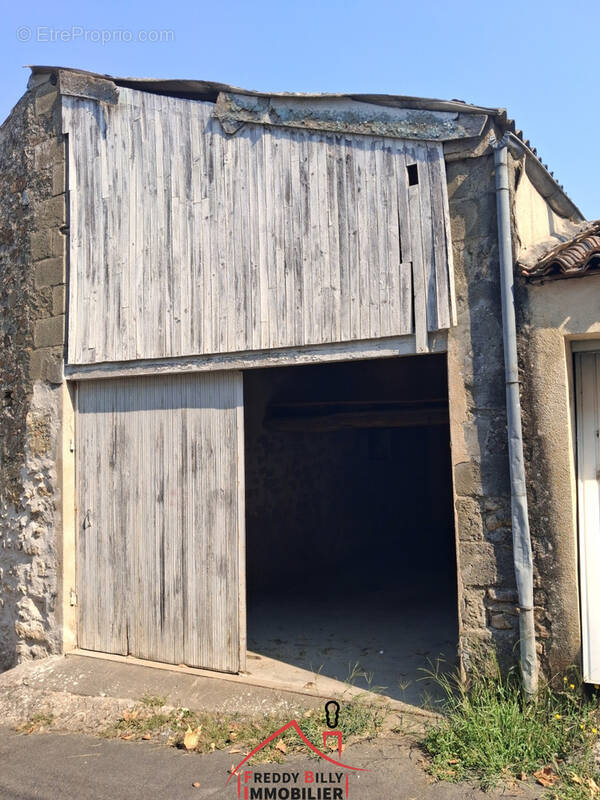 Parking à SAINT-VARENT