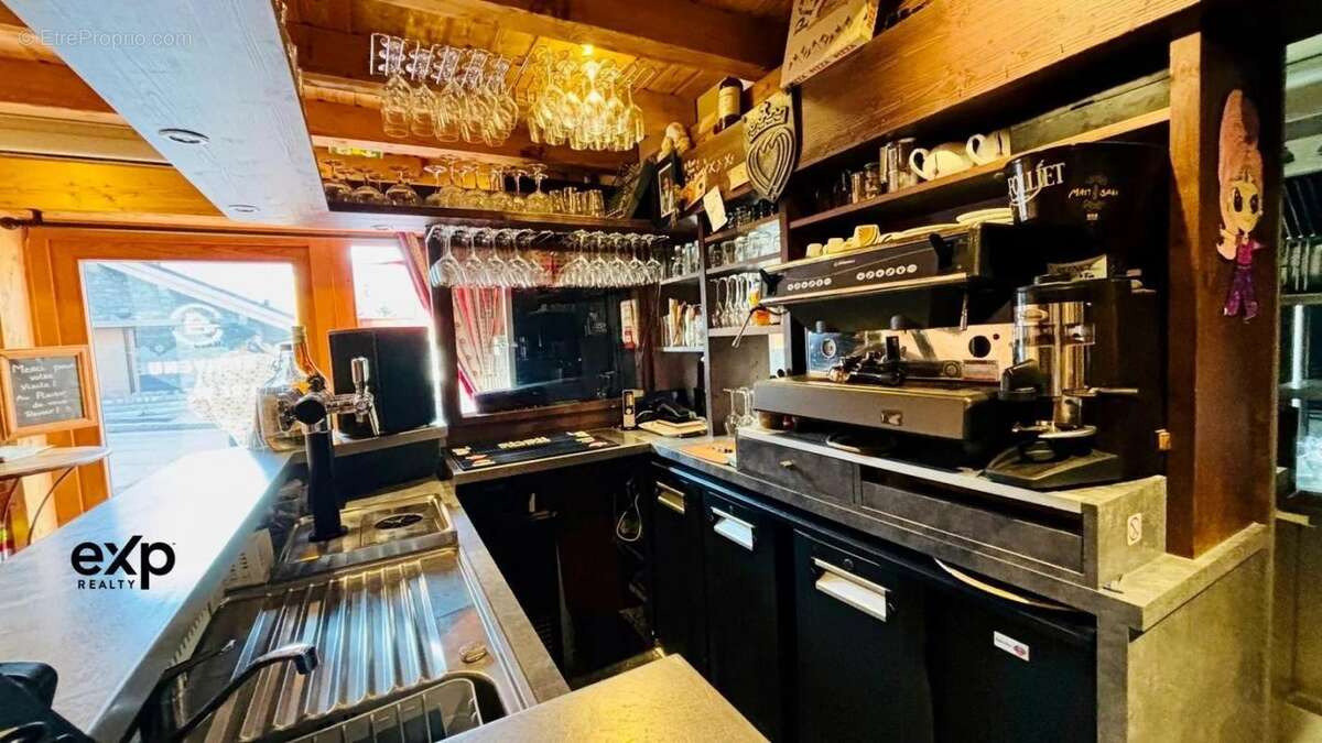 Commerce à LES ALLUES