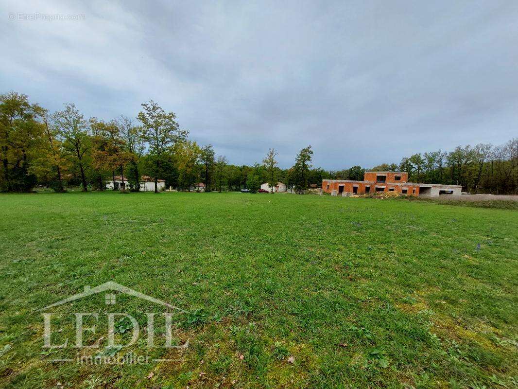 Terrain à MAUROUX