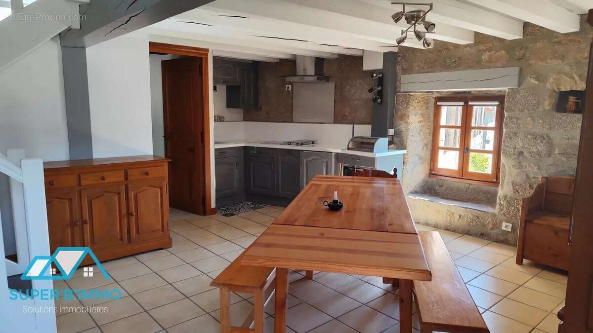 Batisse en pierre avec 2 logements et terrain - photo 10