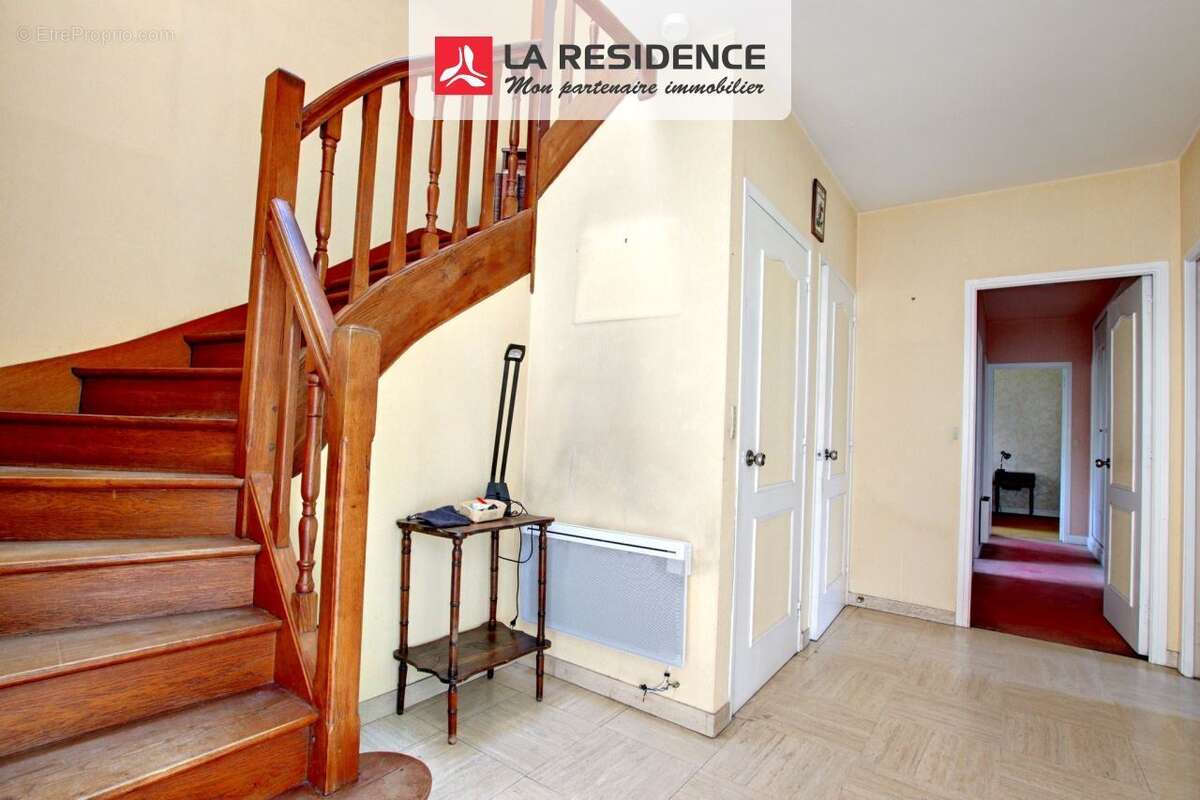 Maison à LE MESNIL-SAINT-DENIS