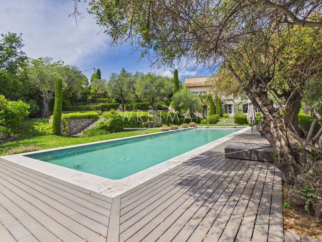 Maison à CHATEAUNEUF-GRASSE
