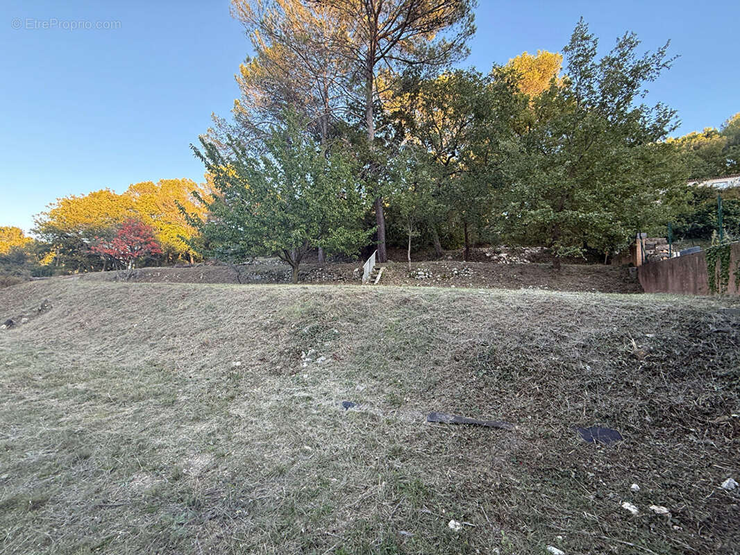 Terrain à LA ROQUE-D&#039;ANTHERON