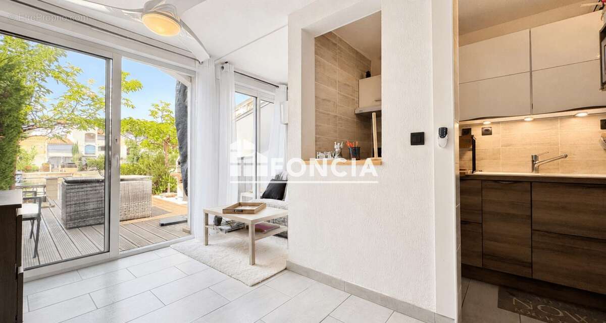 CAP D'AGDE – SECTEUR MALFATO – ÎLE DES MARINAS Appartement rénové en rez-de-jardin avec terrasse sur l'eau, parking privé et acc - photo 5