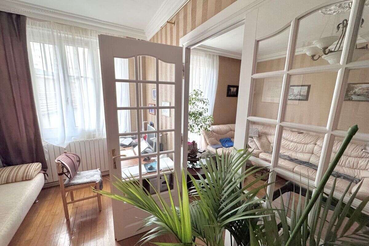 Appartement à PARIS-16E