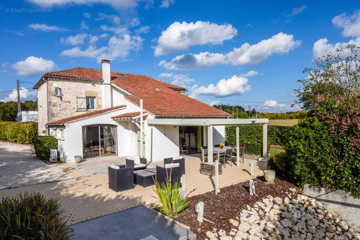 Country property with pool - photo 5