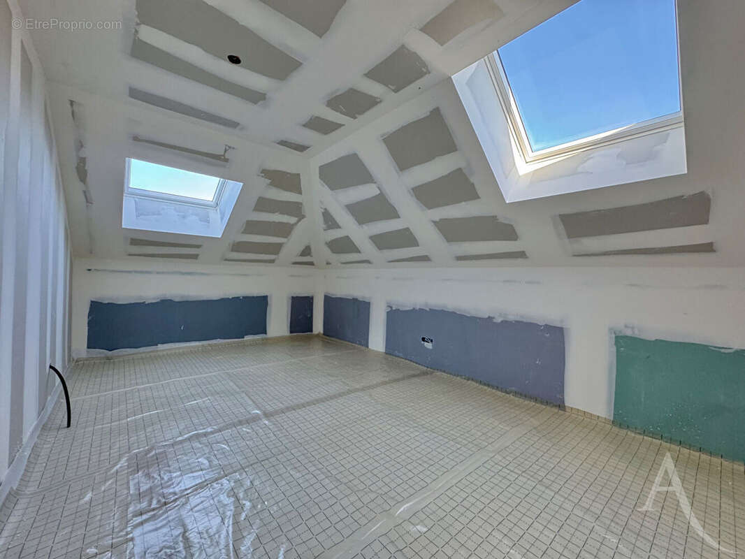 T4 au dernier étage (96,89m²) + sa terrasse de 17m² + 3 parkings privatifs - photo 11