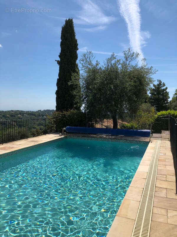 Maison à CHATEAUNEUF-GRASSE