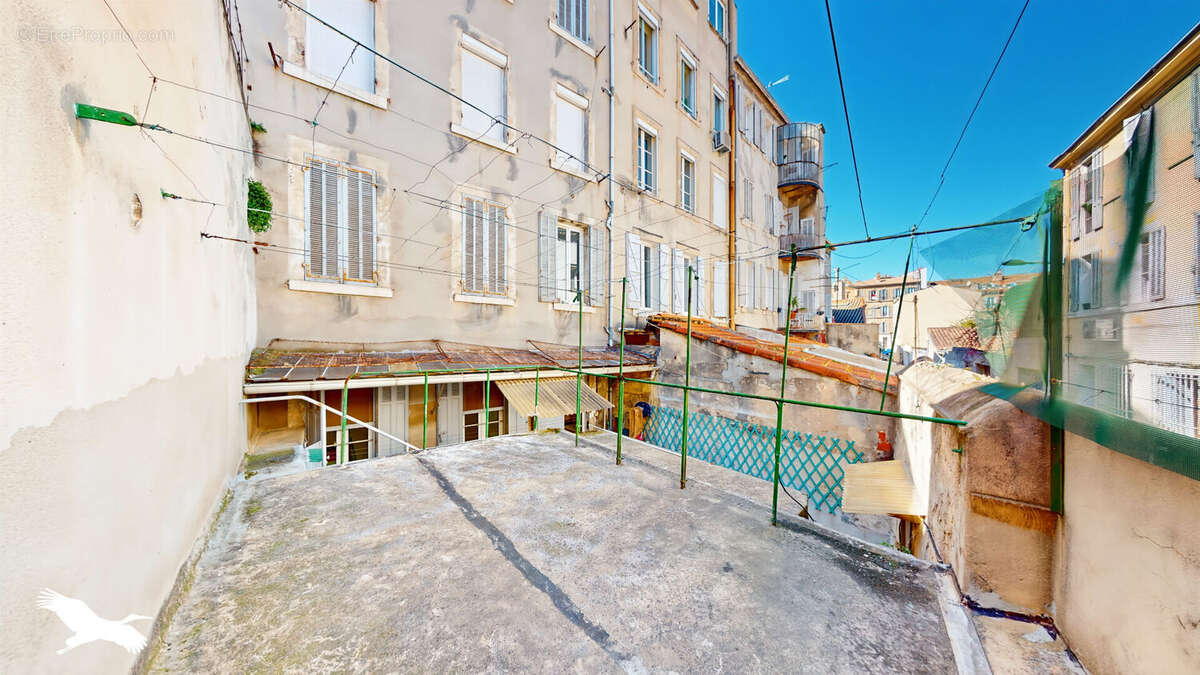 A VENDRE - Marseille 13005, Rue Ferrari - Appartement à vendre - T3 - 63 m² avec extérieur de 23 m², garage et cave de 33 m² - photo 3