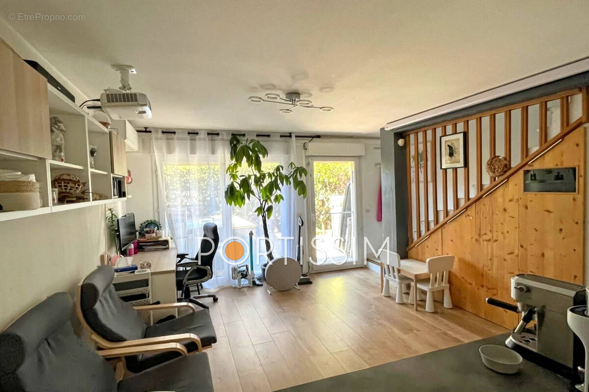 Appartement à SAINT-LAURENT-DU-VAR