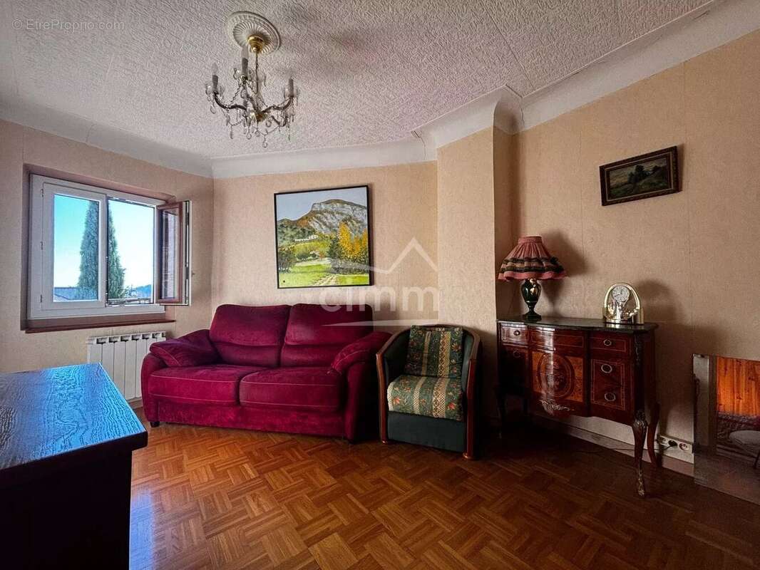 Maison à LARAGNE-MONTEGLIN