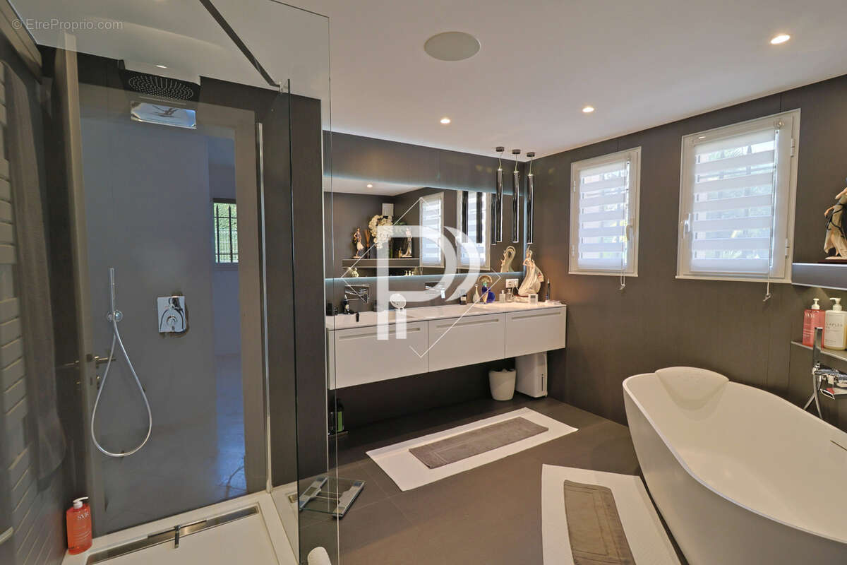 Maison à PLAN-DE-LA-TOUR