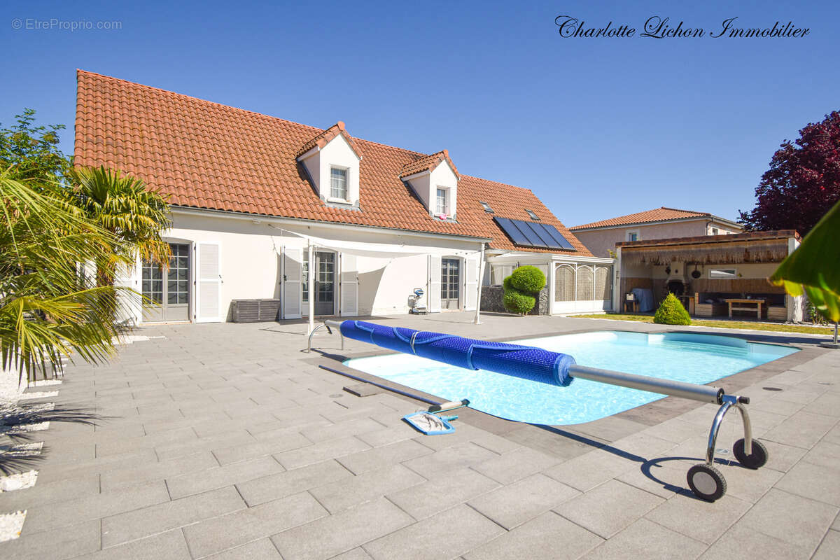 Maison 208 m2 - 292 m2 au sol - 5 chambres - véranda - garage - piscine  - cour et jardin - photo 2