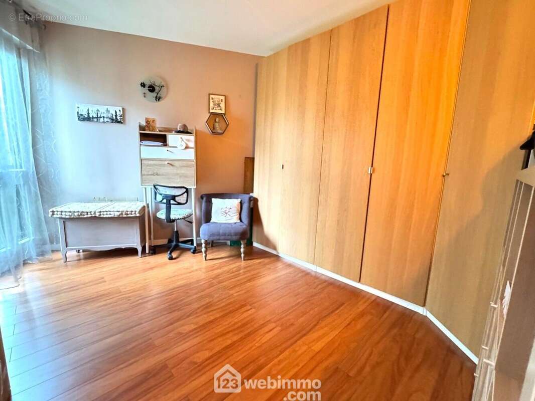 ... et de la troisième avec ses grands espaces de rangement - Appartement à RIS-ORANGIS