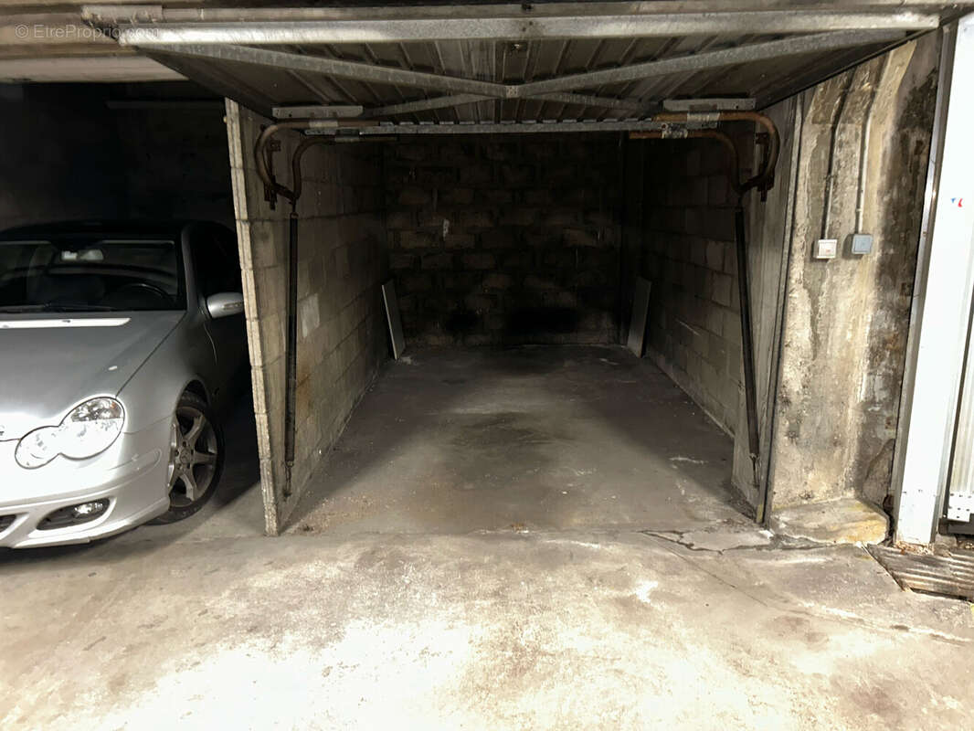 Parking à NEUILLY-SUR-SEINE