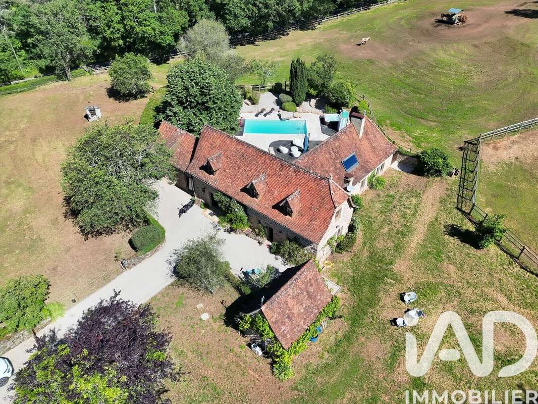 Maison 250 m² à Le Bourg  - photo 2