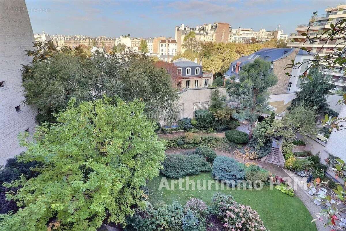 Appartement à PARIS-16E