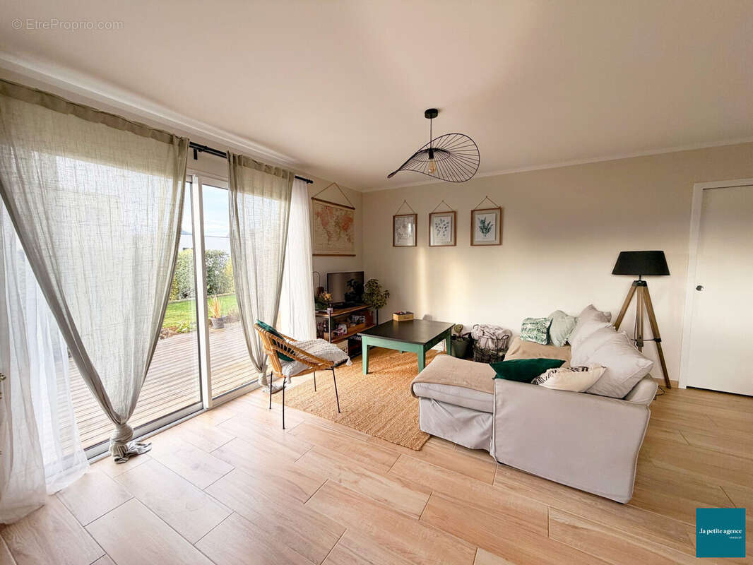 Maison à FEUGUEROLLES-BULLY