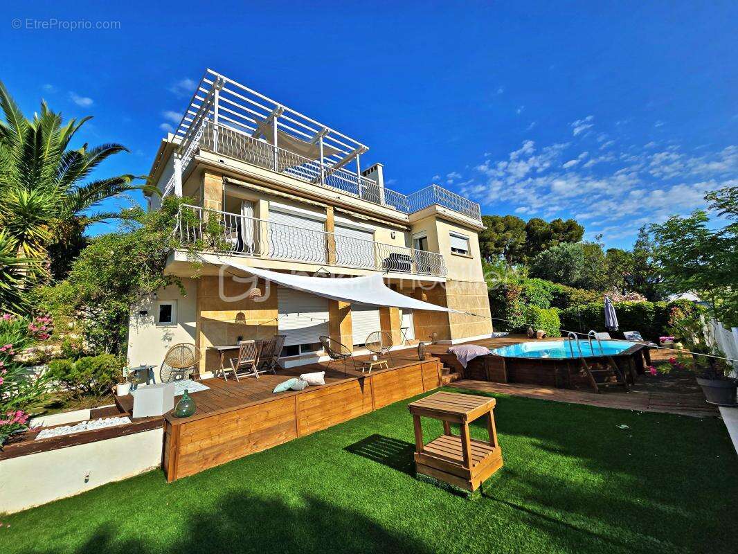 À 2 minutes à pied du port – Vue mer – Propriété de caractère 186 m² – 3 logements – Piscine - photo 25