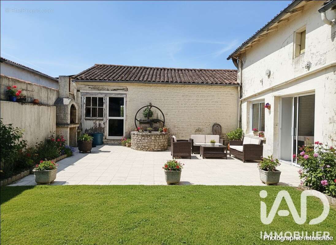 Maison 209 m² à Corme-Royal  - photo 4