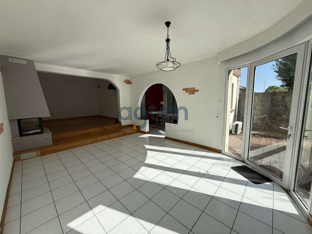 Maison familiale avec vie de plain-pied, véranda et jardin   La Roche-sur-Yon - photo 3