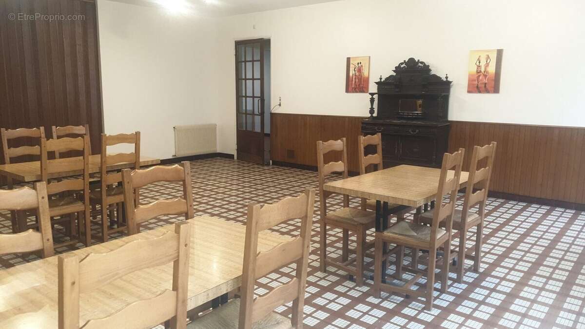 Commerce à BUJALEUF