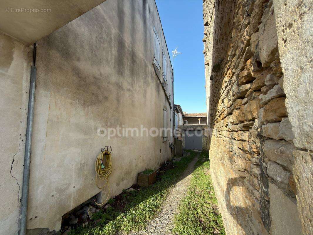 Immeuble murs avec commerces et licence à ARS EN RÉ 17590 - photo 15