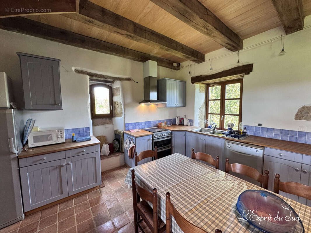 Cuisine - Maison à PUYLAGARDE