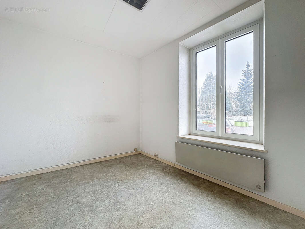 Commerce à MIRECOURT