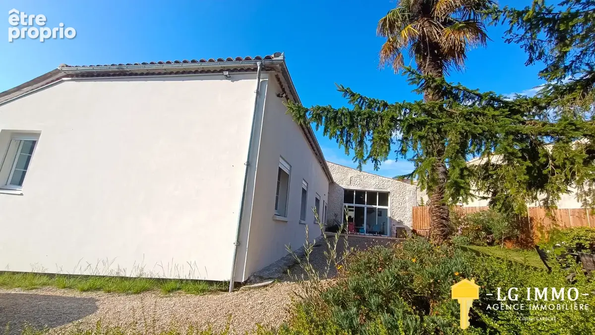 Maison en pierres rénovée de 180 m2, 5 chambres sur terrain clos et arboré de 1750 m2. - photo 19