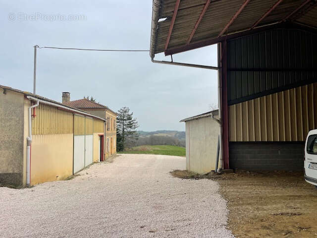 Maison et grandes bâtiments agricoles, terrain 5000m2, vue Pyrénées - photo 19