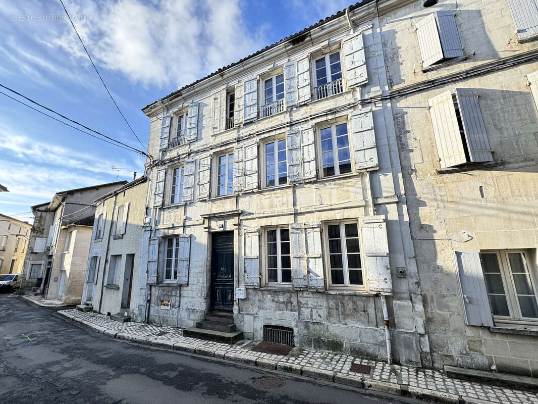 Maison à BARBEZIEUX-SAINT-HILAIRE