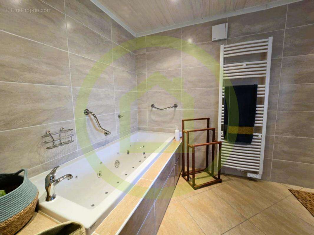 Maison à SAINT-BONNET-SUR-GIRONDE