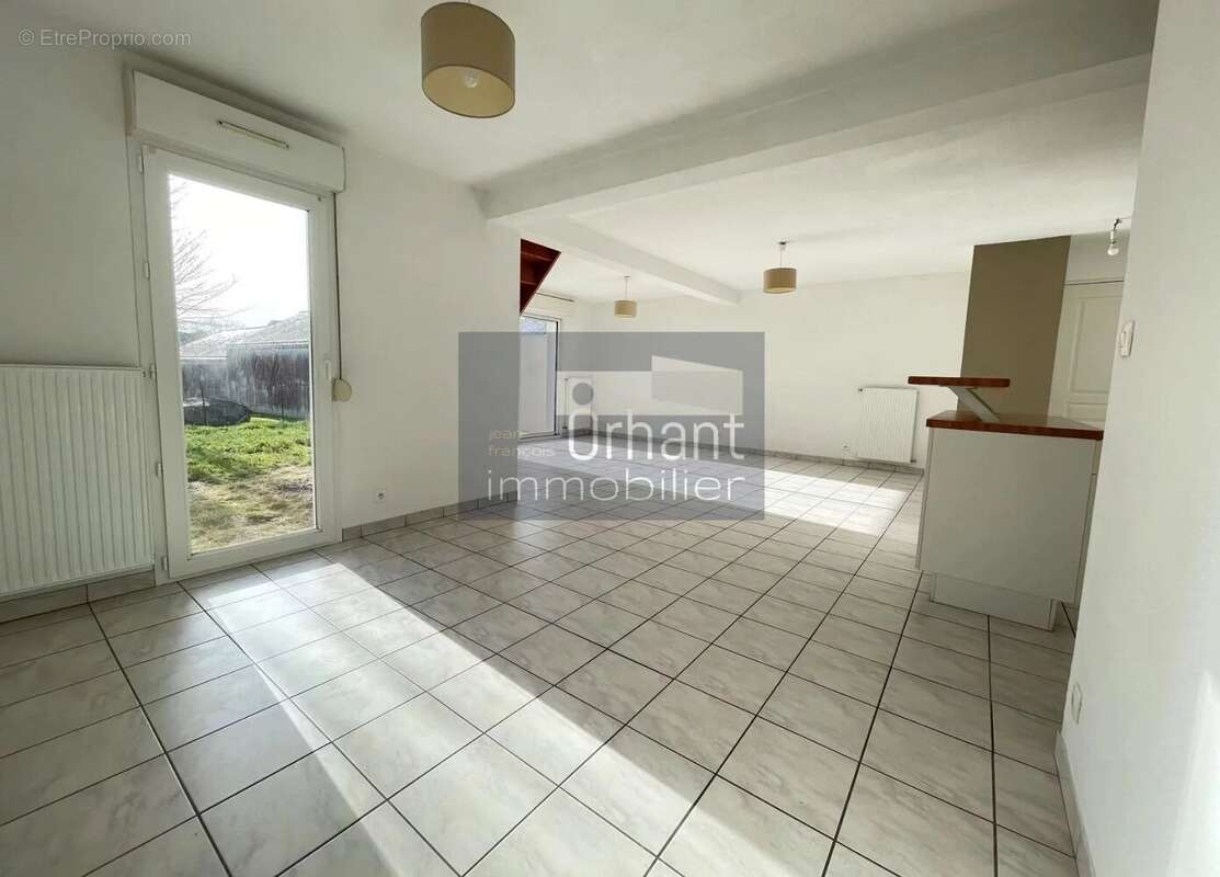 Maison 2003 - 3 chambres + garage + terrasse et jardin proche bourg – Theix - photo 5