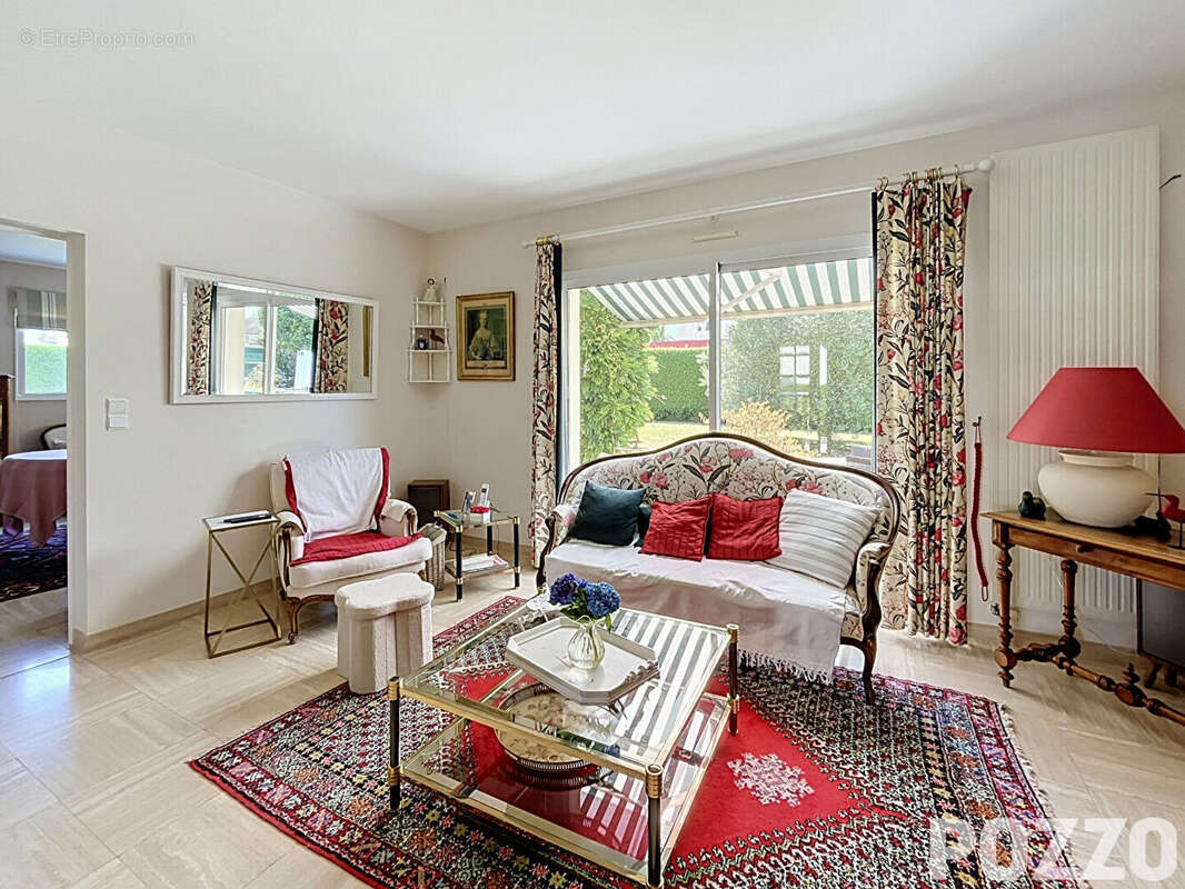 A Vendre - Élégante maison bourgeoise de 180 m² en plein coeur de Saint-Hilaire-du-Harcouët - photo 6