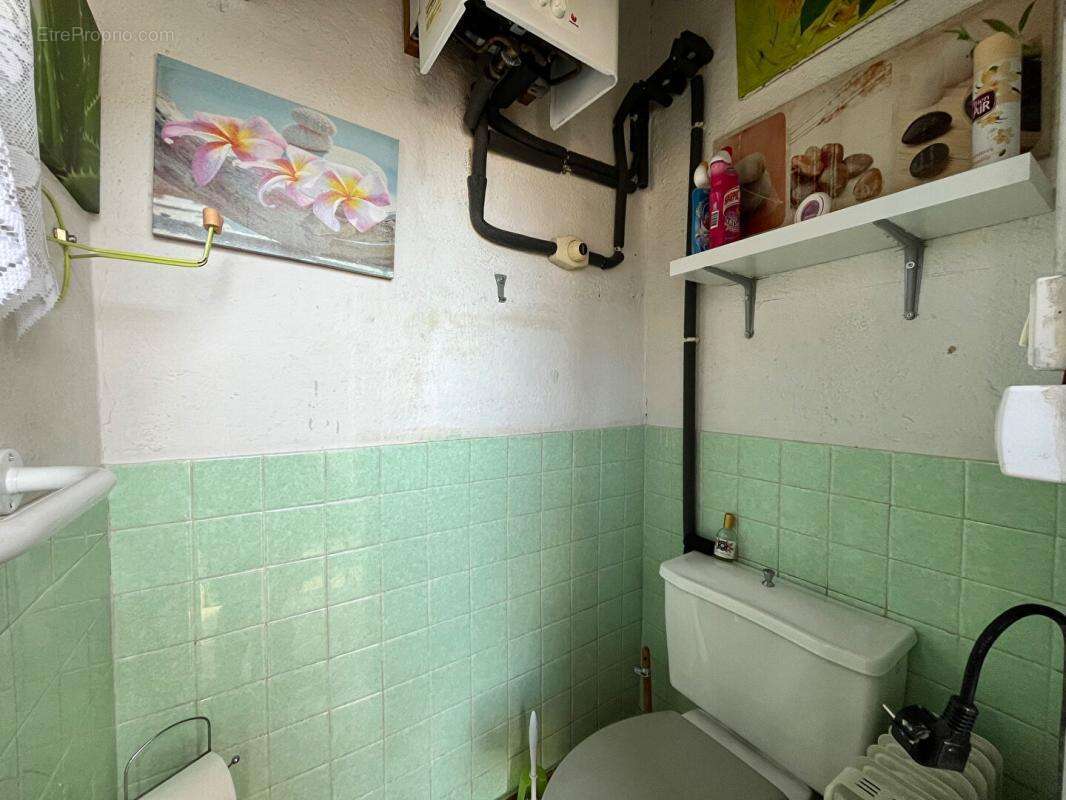 Maison atypique mitoyenne d'un côté, de 77 m2, 2 chambres, 180 m2 de terrain - photo 8