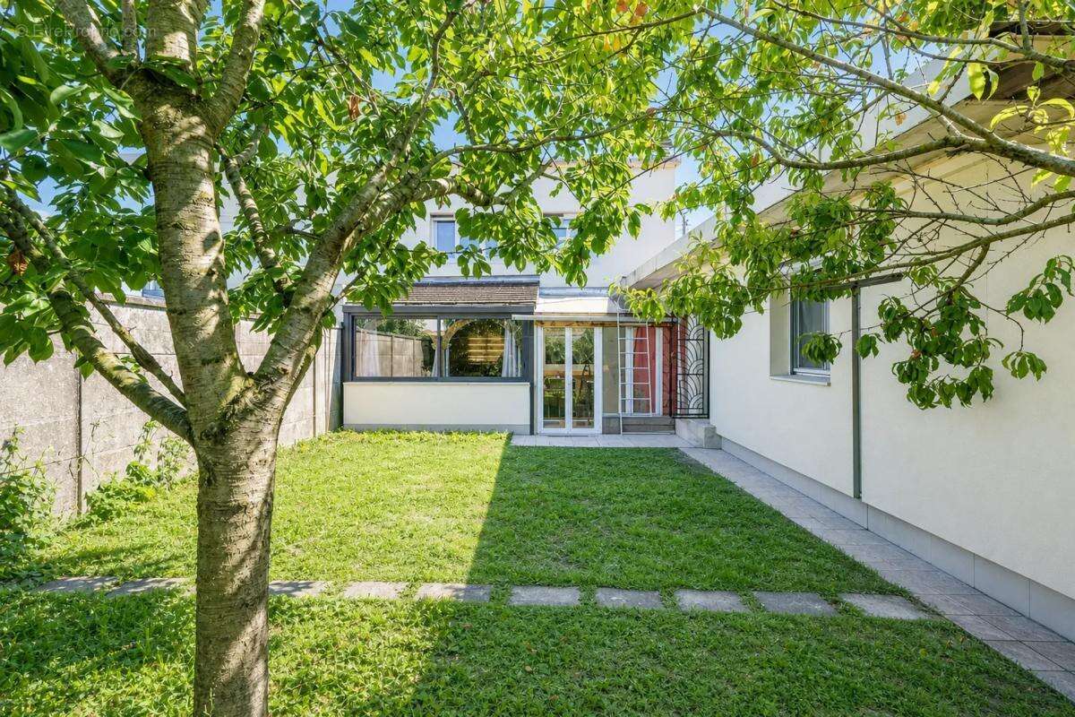 Maison de 5 pièces de 150 m² située à Sainte-Savine - photo 2
