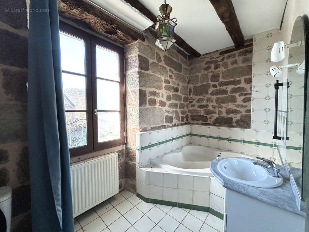 Maison à SAINT-PANTALEON-DE-LARCHE