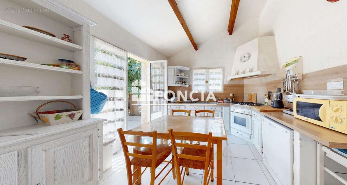 Maison 4 faces sur 900 m² de terrain arboré – Un bien rare entre plage et village - photo 4