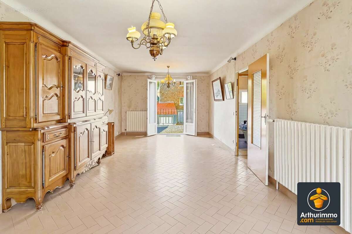 « Maison de village familiale avec terrasse, véranda, combles aménageables et double garage » - photo 7