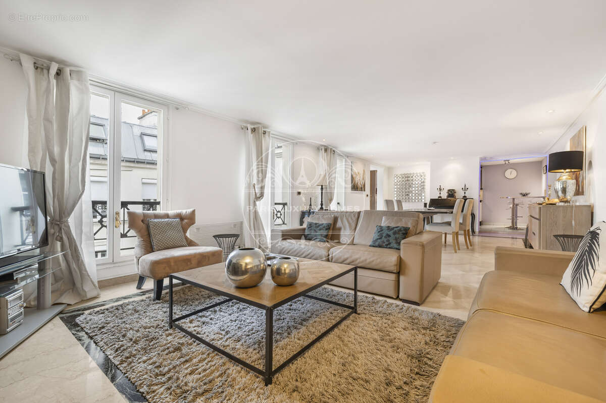 Appartement à PARIS-8E